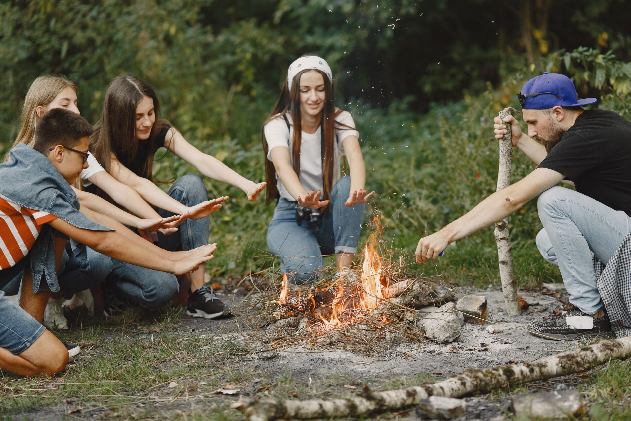 Groups of friends camping in the forest Concepto De Aventura Viajes Turismo Caminata Y Personas Grupo De Amigos Sonrientes En Un Bosque Gente Sentada Cerca De La Hoguera Scaled